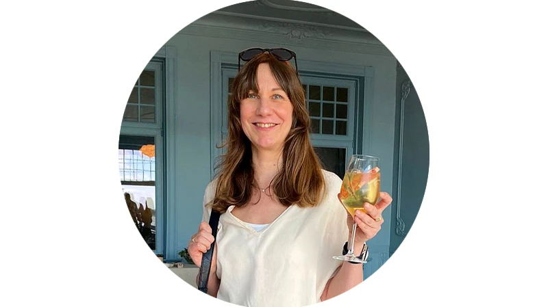 Julia Woldt mit einem Aperol Spritz in der Hand, Redaktion hamburg-magazin.de