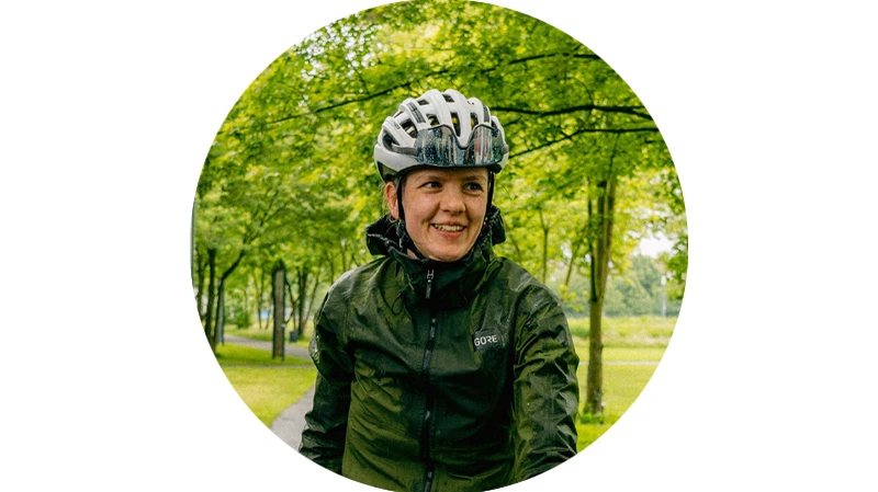 Sandra Dalen in Regenkleidung mit Fahrradhelm und Brille, © Jasperkorthfotografie