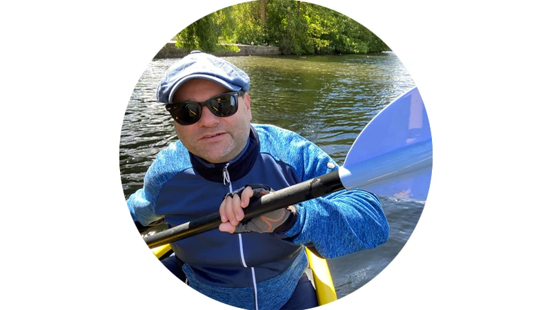 Christian Altstaedt auf einem Kayak mit Paddel auf der Alster
