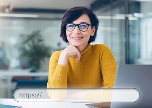 Frau sitzt vor dem Laptop und der Suchschlitz der Internetsuche ist sichtbar