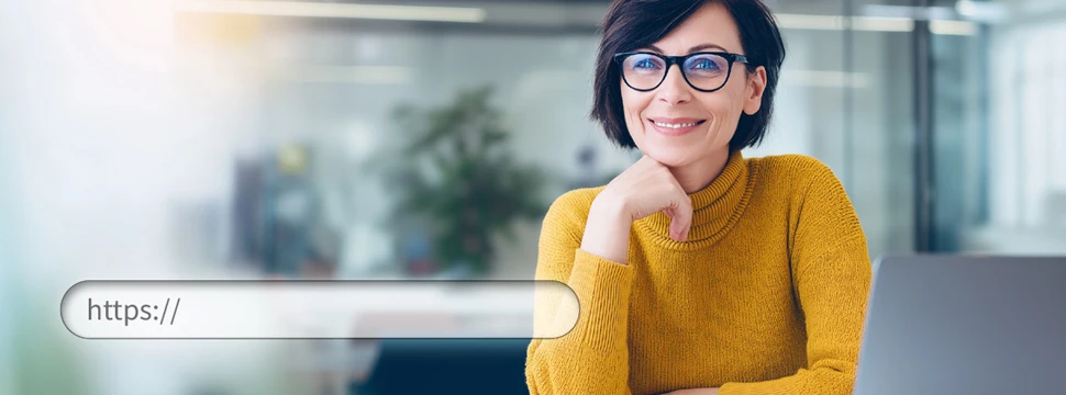 Frau sitzt vor dem Laptop und der Suchschlitz der Internetsuche ist sichtbar